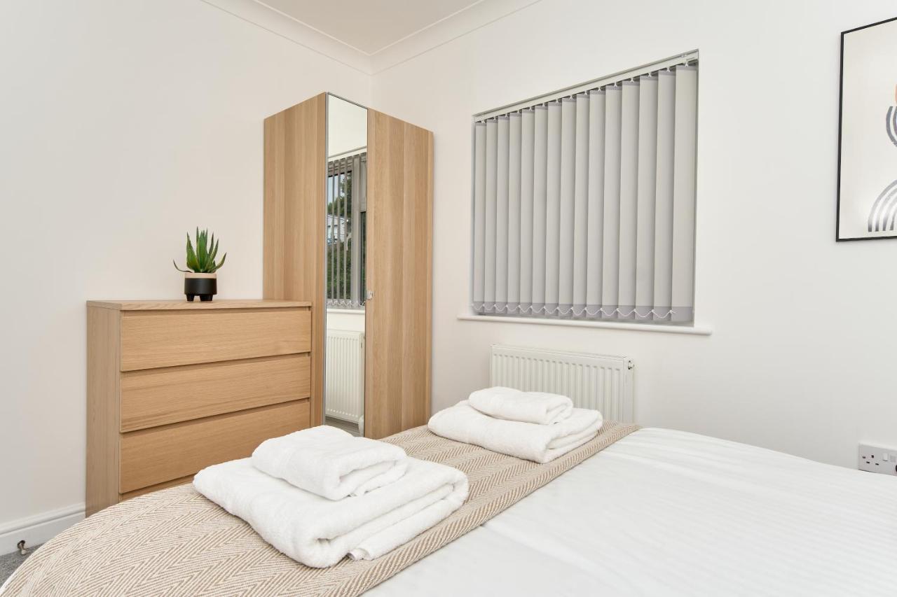 Beautiful 3 Bed Apartment In Bonchurch - Nr Ventnor - Large Outside Terrace & Parking - Dog Friendly - The Perfect Choice For Couples, Friends, Families - 5 Mins To Beach 외부 사진