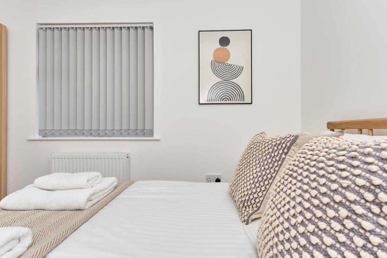 Beautiful 3 Bed Apartment In Bonchurch - Nr Ventnor - Large Outside Terrace & Parking - Dog Friendly - The Perfect Choice For Couples, Friends, Families - 5 Mins To Beach 외부 사진