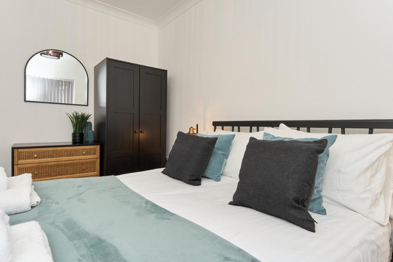 Beautiful 3 Bed Apartment In Bonchurch - Nr Ventnor - Large Outside Terrace & Parking - Dog Friendly - The Perfect Choice For Couples, Friends, Families - 5 Mins To Beach 외부 사진