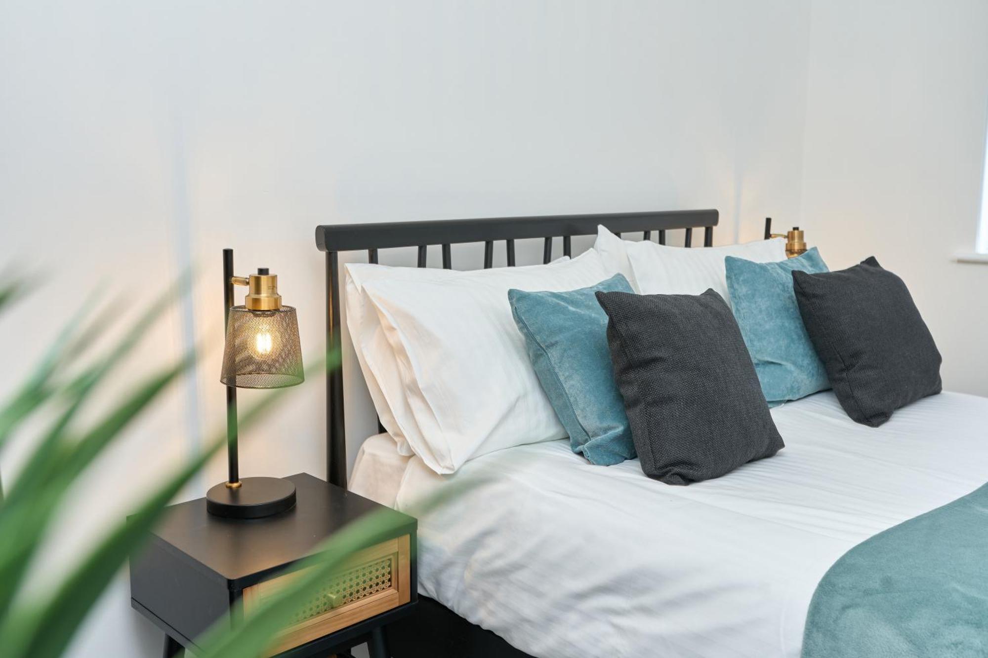 Beautiful 3 Bed Apartment In Bonchurch - Nr Ventnor - Large Outside Terrace & Parking - Dog Friendly - The Perfect Choice For Couples, Friends, Families - 5 Mins To Beach 외부 사진