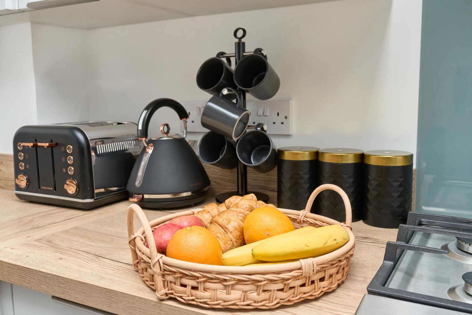Beautiful 3 Bed Apartment In Bonchurch - Nr Ventnor - Large Outside Terrace & Parking - Dog Friendly - The Perfect Choice For Couples, Friends, Families - 5 Mins To Beach 외부 사진
