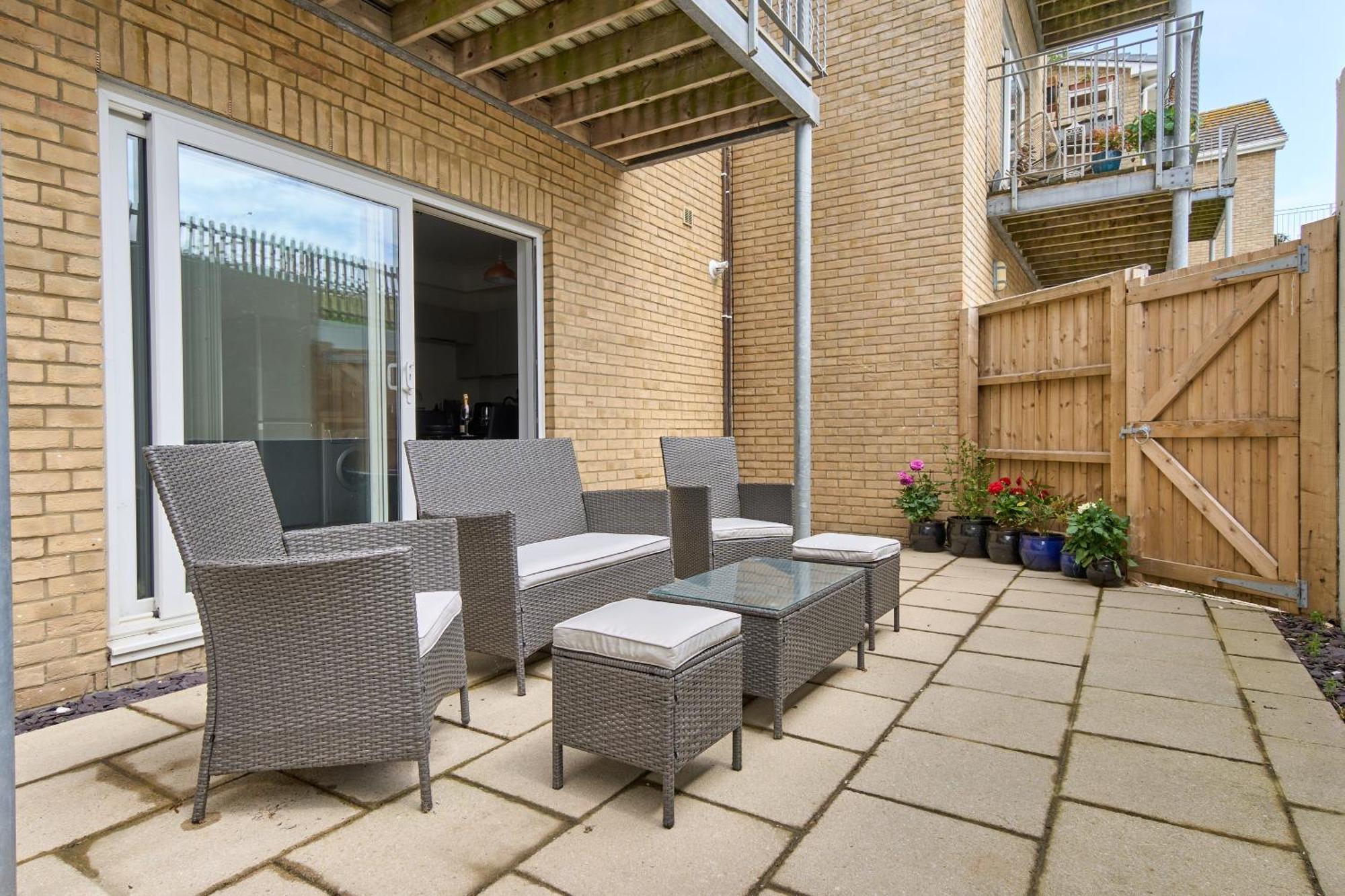 Beautiful 3 Bed Apartment In Bonchurch - Nr Ventnor - Large Outside Terrace & Parking - Dog Friendly - The Perfect Choice For Couples, Friends, Families - 5 Mins To Beach 외부 사진