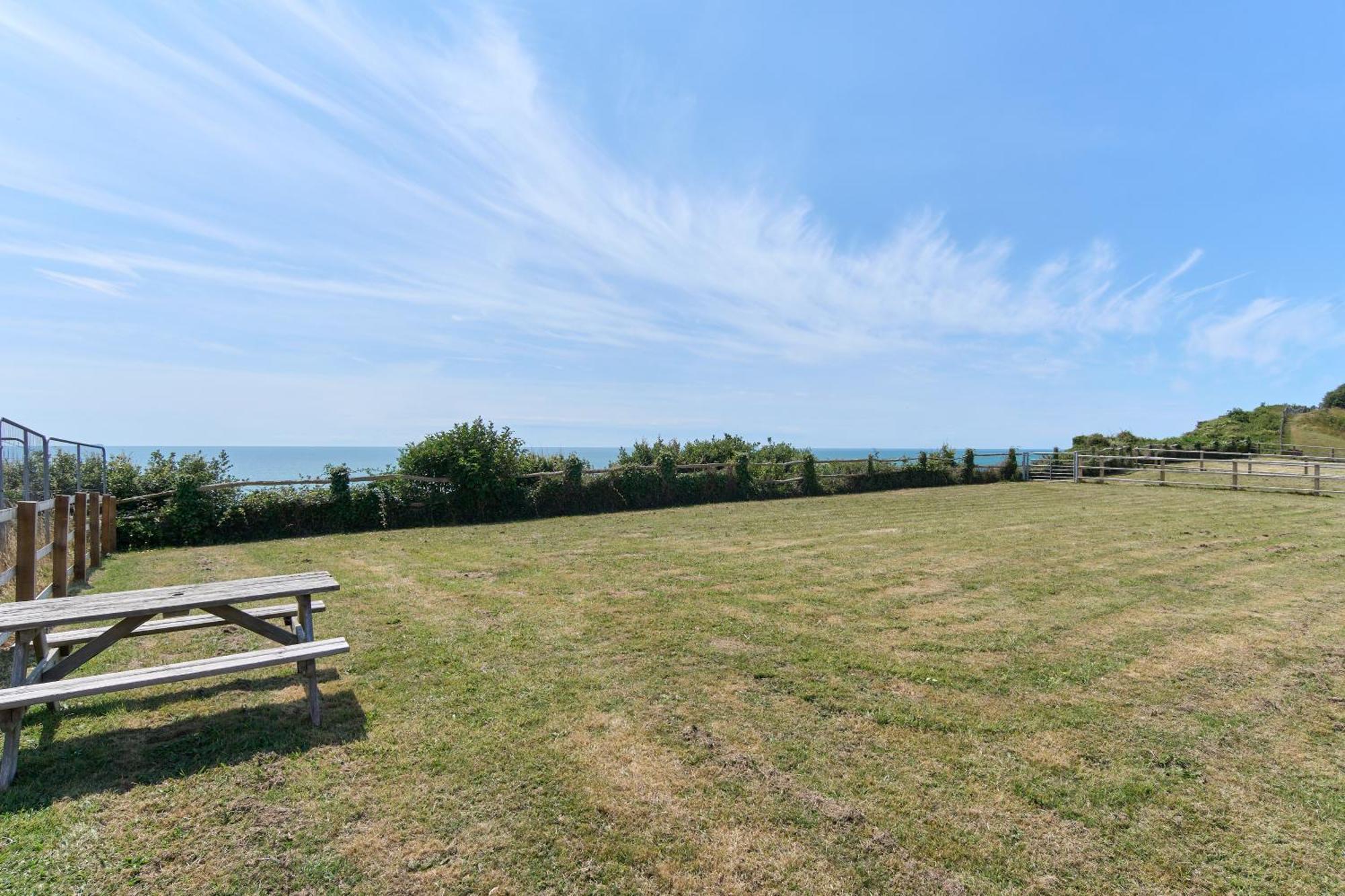 Beautiful 3 Bed Apartment In Bonchurch - Nr Ventnor - Large Outside Terrace & Parking - Dog Friendly - The Perfect Choice For Couples, Friends, Families - 5 Mins To Beach 외부 사진